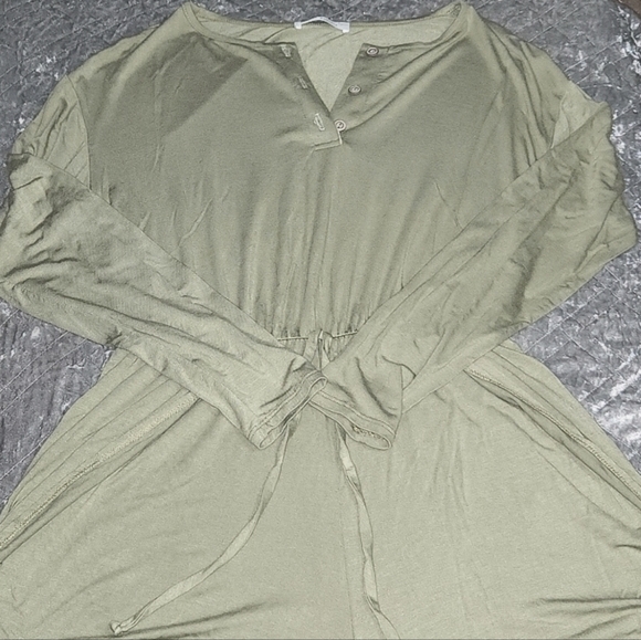 BNWOT Ces Femme Boutique Light Olive Green Long Sleeve Tie Waist Short Romper. - Picture 1 of 7